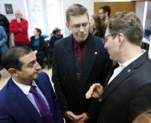 Iš kairės Azerbaidžano ambasadorius Hasanas Mammadzada, fotografas Arūnas Sartanavičius, LŽS pirmininkas Dainius Radzevičius.  Alkas.lt, A. Rasakevičiaus nuotrauka