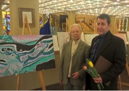 Vytauto Žeimanto nuotraukoje: žurnalistas ir dailininkas Albertas Vaidila su žurnalistu ir poetu Ipolitu Skridla prie A. Vaidilos paveikslo „Skrajojanti danguje“