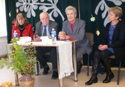 Iš kairės - O. Virginavičienė, J. Laurinavičius, V. Kleinotas, Dusmenų bibliotekos vedėja R. Voverytė. Rimos Karsokienės nuotrauka