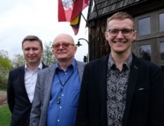  Valstybinės lietuvių kalbos komisijos pirmininkas Audrys Antanaitis (centre), šalia konkurso laureatai Ugnius Antanavičius ir Aurimas Perednis