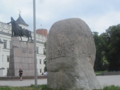 Jubiliejinis akmuo Vilniaus Katedros aikštėje. Povilo Sigito Krivicko nuotrauka