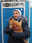 E.Bugtrimop nuotraukoje: S.Sliusarenko liūdi prie susprogdintos mokyklos; džiaugiasi, kad kaimynų katė atsivedė sveikus kačiukus