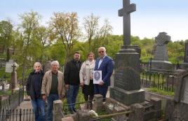 Nuotraukoje:  Grupė Vilniaus  susivienijimo bitininkų  ( iš dešinės) Seimo pirmininko pirmasis pavaduotojas, LBS prezidentas J. Olekas, R. Cibienė,  G.Kašėta, A. Gonta, V. Juraitis prie Juozupo Ambraziejaus kapo Rasose Vilniuje