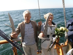 „Albatroso“ skulptūrėlės įteiktos jūrų kapitonui Sigitui Šileriui ir žurnalistei Adelei Žičkuvienei