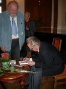 G. Iešmantas dalyja autografus, Laimutės Vasiliauskaitės nuotr. 