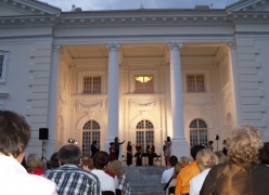 Kornelijos Ežerskytės nuotraukoje: viena Užutrakio festivalio akimirkų – koncertuoja styginių kvartetas ARCO ir solistė Ieva Prudnikovaitė