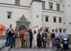 Kornelijos Ežerskytės nuotraukoje: ekskursijos dalyviai prie Valdovų rūmų