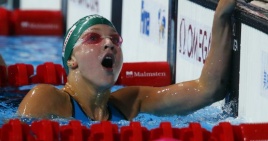 Olimpinė čempionė Rūta Meilutytė tapo ir pasaulio čempione ir pasaulio rekordininke. Nuotrauka iš televizijos ekrano
