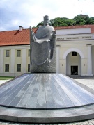 Karaliaus Mindaugo paminklas Vilniuje. Skulptorius R. Midvikis 