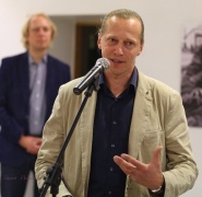 Tauragiškis fotomenininkas Romualdas Vaitkus kalba per savo fotografijų parodos atidarymą. Stasio Paškevičiaus nuotrauka