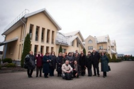 Seminare dalyvavę žurnalistai aplankė Jehovos liudytojų bendruomenės centrą Giraitėje, Kauno rajone