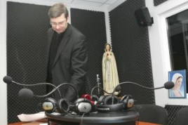 Evaldo Butkevičiaus nuotraukoje: naujasis direktorius Kęstutis Kėvalas džiaugiasi, kad maldos ir tikėjimo temos Marijos radiją išskiria iš kitų stočių įvairovės