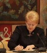 Džojos Barysaitės nuotraukoje: Prezidentė Dalia Grybauskaitė prieš pasirašydama memorandumą sakė, jog labai svarbu, kad šią akciją aktyviai remia nevyriausybinės organizacijos