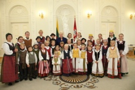 Vilniaus mokytojų namų folkloro ansamblis „Reketukas“ (vadovė Irena Strazdienė).