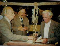Muziejaus svečių knygoje pirmieji pasirašė Bernardas Brazdžionis ir architektas Edmundas Arbas–Arbačiauskas (JAV). Prie jų stovi dr. Egidijus Juvencijus Morkūnas (Liaudies buities muziejus), 1997 m.