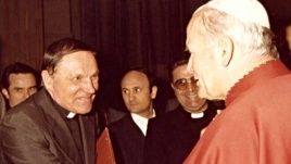 Kunigas Vytautas Kazlauskas ir Jonas Paulius II. Vatican News nuotrauka
