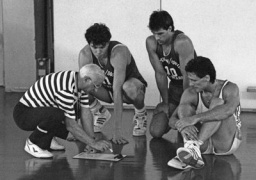A. Gomelskis su krepšininkais A. Volkovu, Š. Marčiulioniu ir V. Chomičiumi