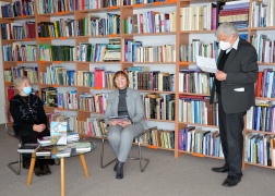 Nuotraukoje: (iš kairės): Trakų rajono literatų brolijos „Aukuras“ pirmininkė T. Balkutė-Zolotuchinienė, Trakų viešosios bibliotekos darbuotoja I. Jocienė, žurnalistas, leidėjas, redaktorius J. Vercinkevičius