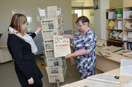 Bibliotekos darbuotojos Rasita Macijauskaitė (kairėje) ir Lina Eringienė iš bibliotekoje turimų archyvų surengė senų rajono laikraščių parodą. D. Pavalkio nuotr.