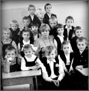 Akmenės rajono Alkiškių pradinės mokyklos mokytoja Kazimiera Jenkienė su mokiniais. Apie1980 m. Apolinaro Juodpusio nuotrauka