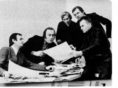 Nuotraukoje – 1977 metai.  Joje – ELTOS fotoreporteriai (iš kairės) Vladimiras Gulevičius, Algis Palionis, Algis Sabaliauskas, Tadas Žebrauskas ir Marius Baranauskas. 