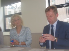 SMK direktorė Gabija Skučaitė ir Kultūros ministras Šarūnas Birutis susėdo pasirašyti bendradarbiavimo sutarties. Povilo Sigito Krivicko nuotrauka