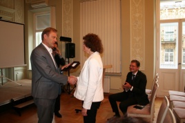 Apdovanojimą Audronei Nugaraitei įteikė kultūros ministras Šarūnas Birutis