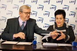 Sutartį pasirašė Švietimo ir mokslo ministrė Audronė Pitrėnienė ir LRT generalinis direktorius Audrius Siaurusevičius. Nuotrauka Vytenio Radžiūno (LRT.lt)