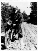 Daug metų Gediminas Žadeika pas Širvintų kaimo žmones vyko su  motociklu...  Žadeikių šeimos archyvo nuotrauka